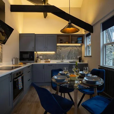 Spacious - Contemporary 2Br Apartment - Central Ambleside - Parking Exterior photo