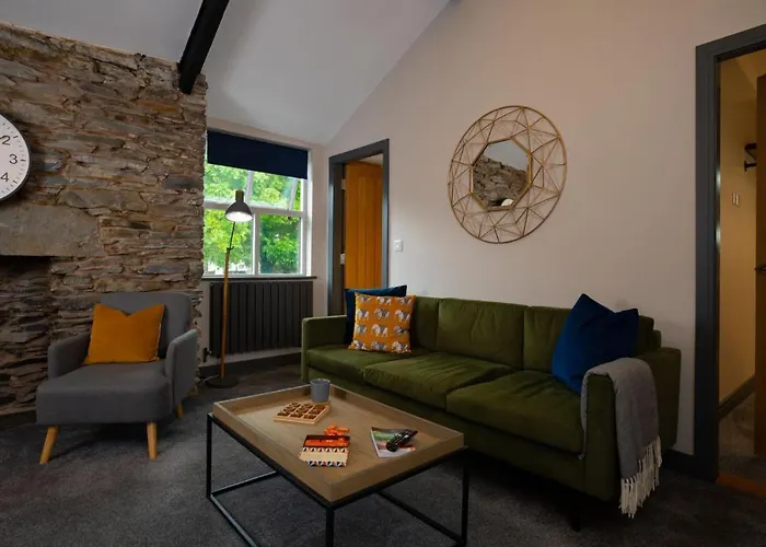 Spacious - Contemporary 2Br Apartment - Central Ambleside - Parking