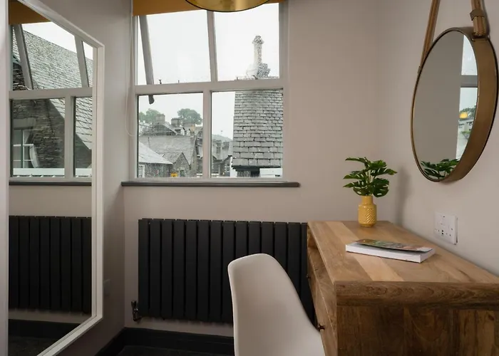 Spacious - Contemporary 2Br Apartment - Central Ambleside - Parking